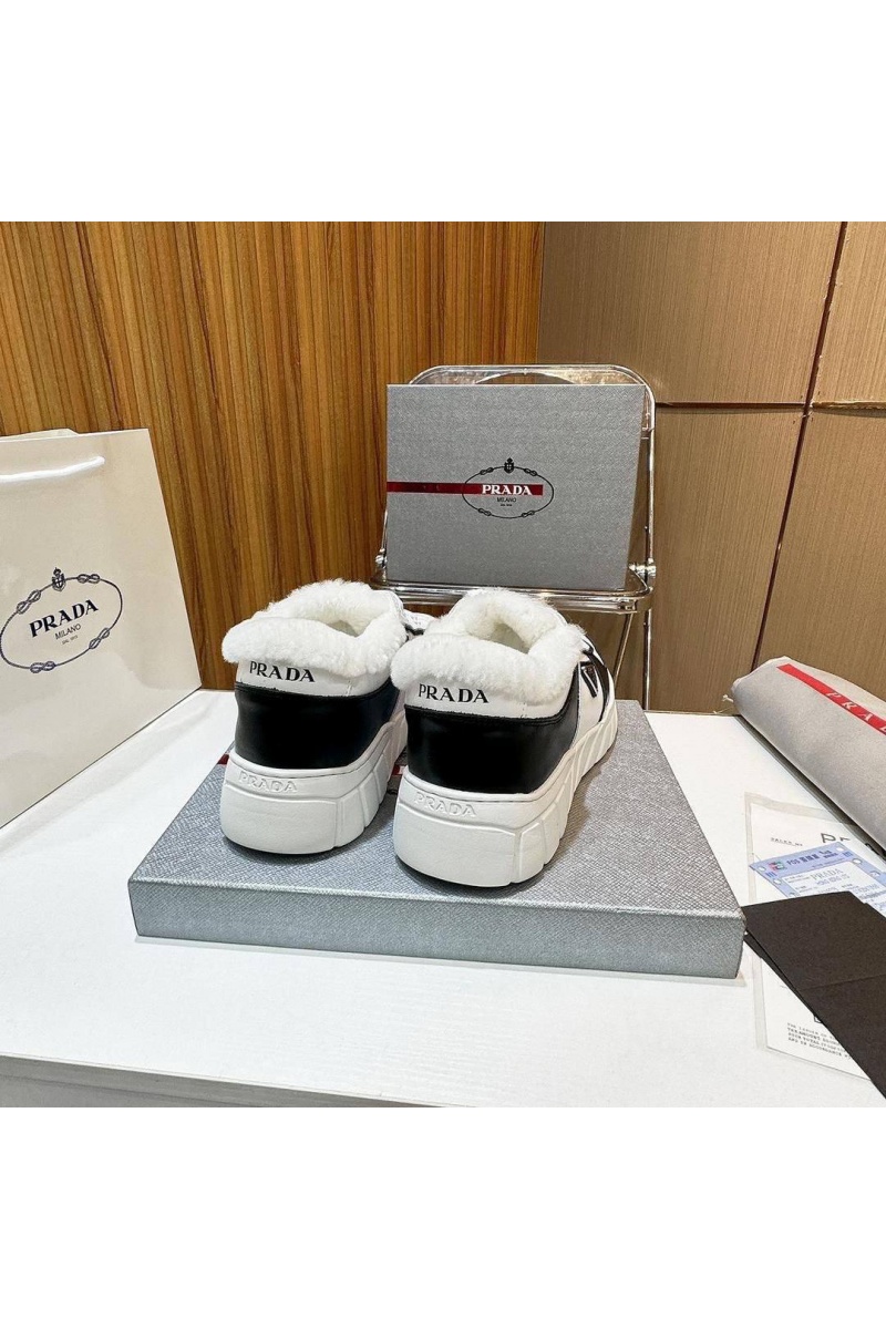 Prada Кожаные кроссовки с мехом 