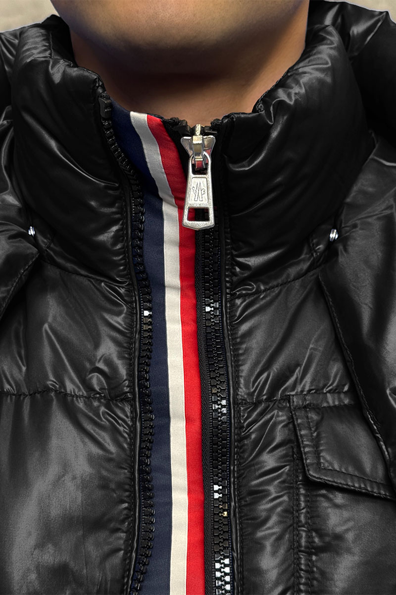 Moncler Пуховик чёрного цвета Montbeliard