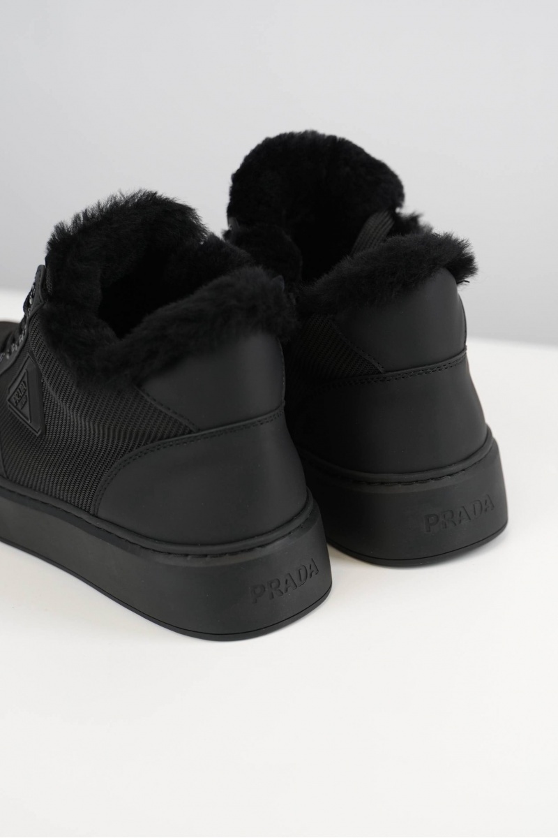Prada Комбинированные кроссовки с мехом 