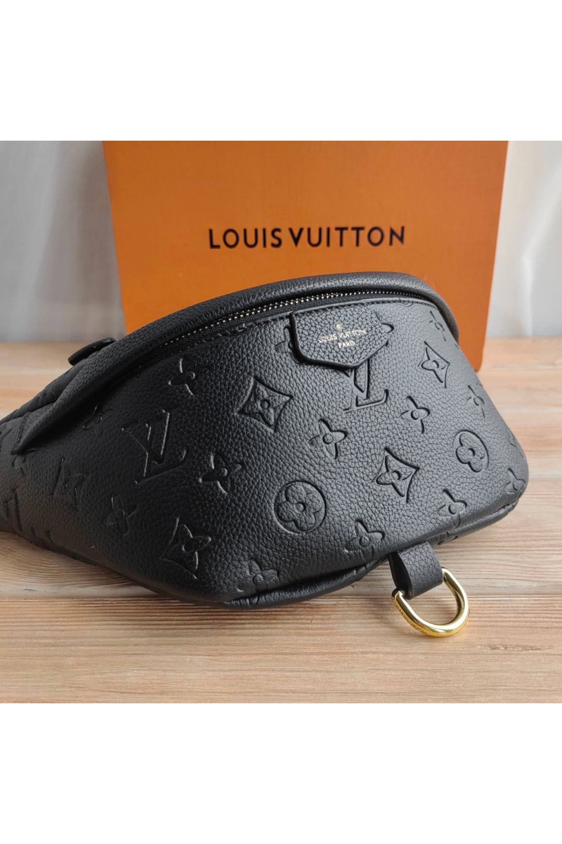 Lоuis Vuittоn Кожаная сумка на пояс Monogram Embossed 28x14 см