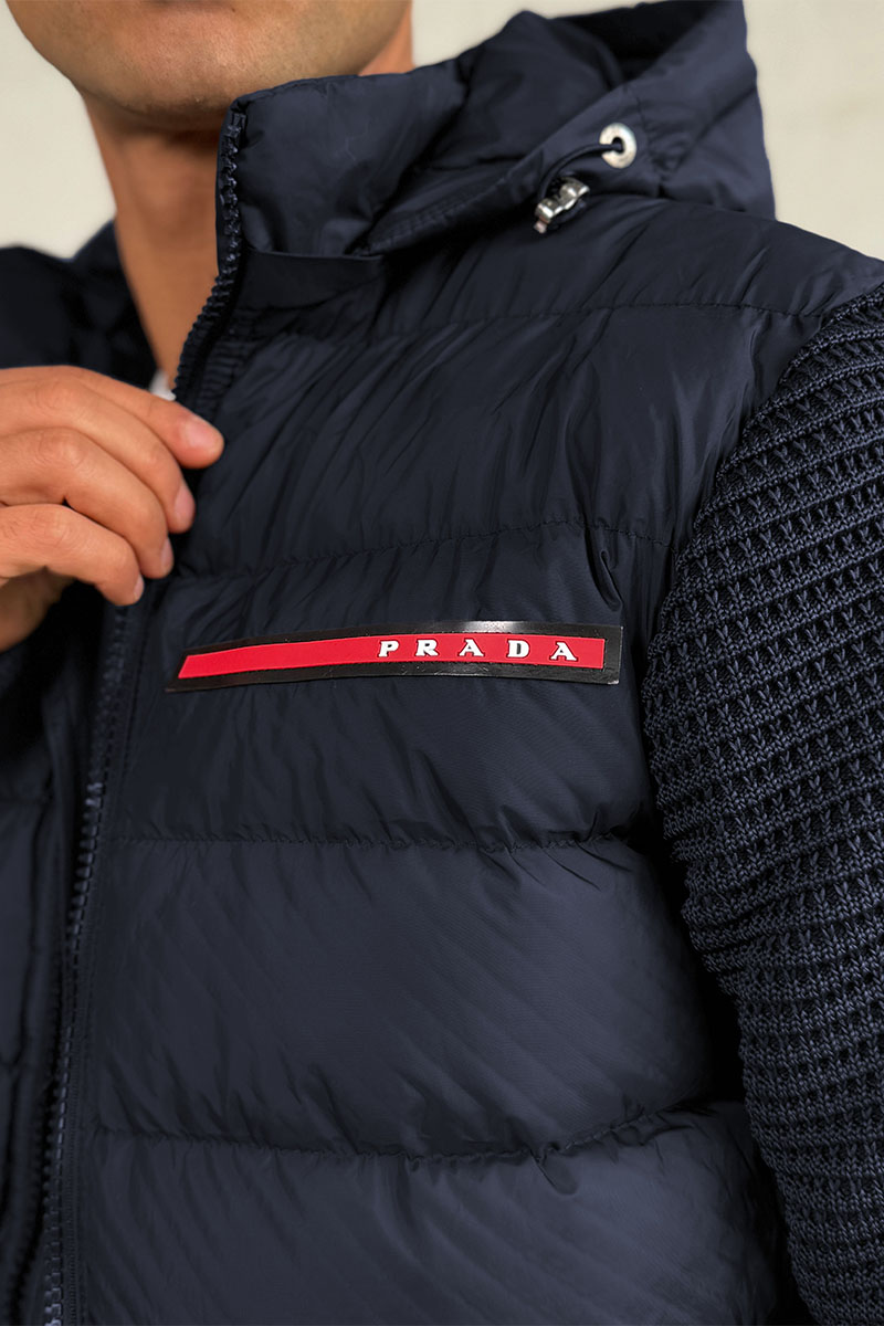 Prada Тёмно-синяя мужская куртка с вязаными рукавами