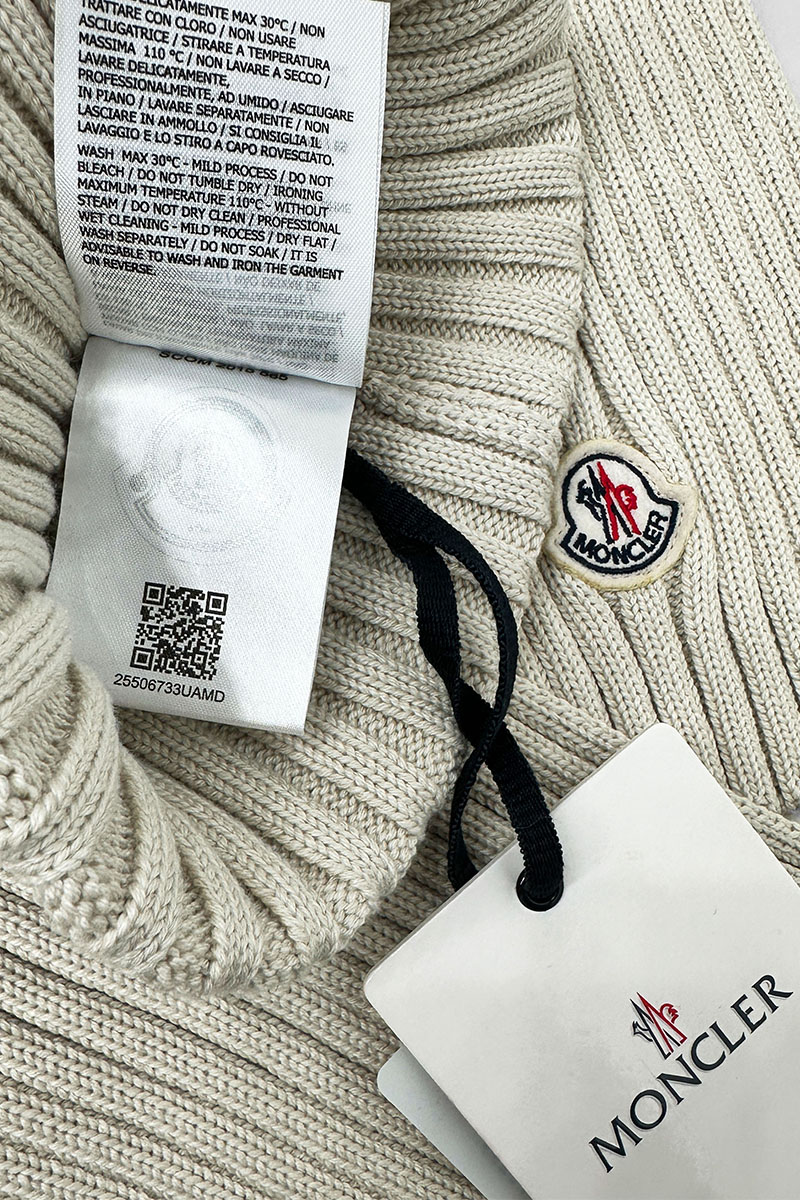 Moncler Комплект из шапки и шарфа светло-бежевого цвета logo-patch