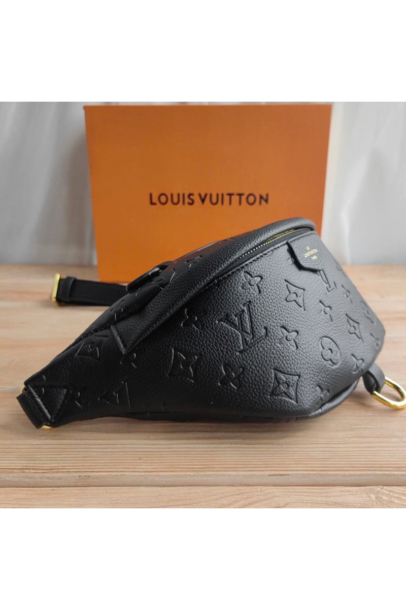 Lоuis Vuittоn Кожаная сумка на пояс Monogram Embossed 28x14 см