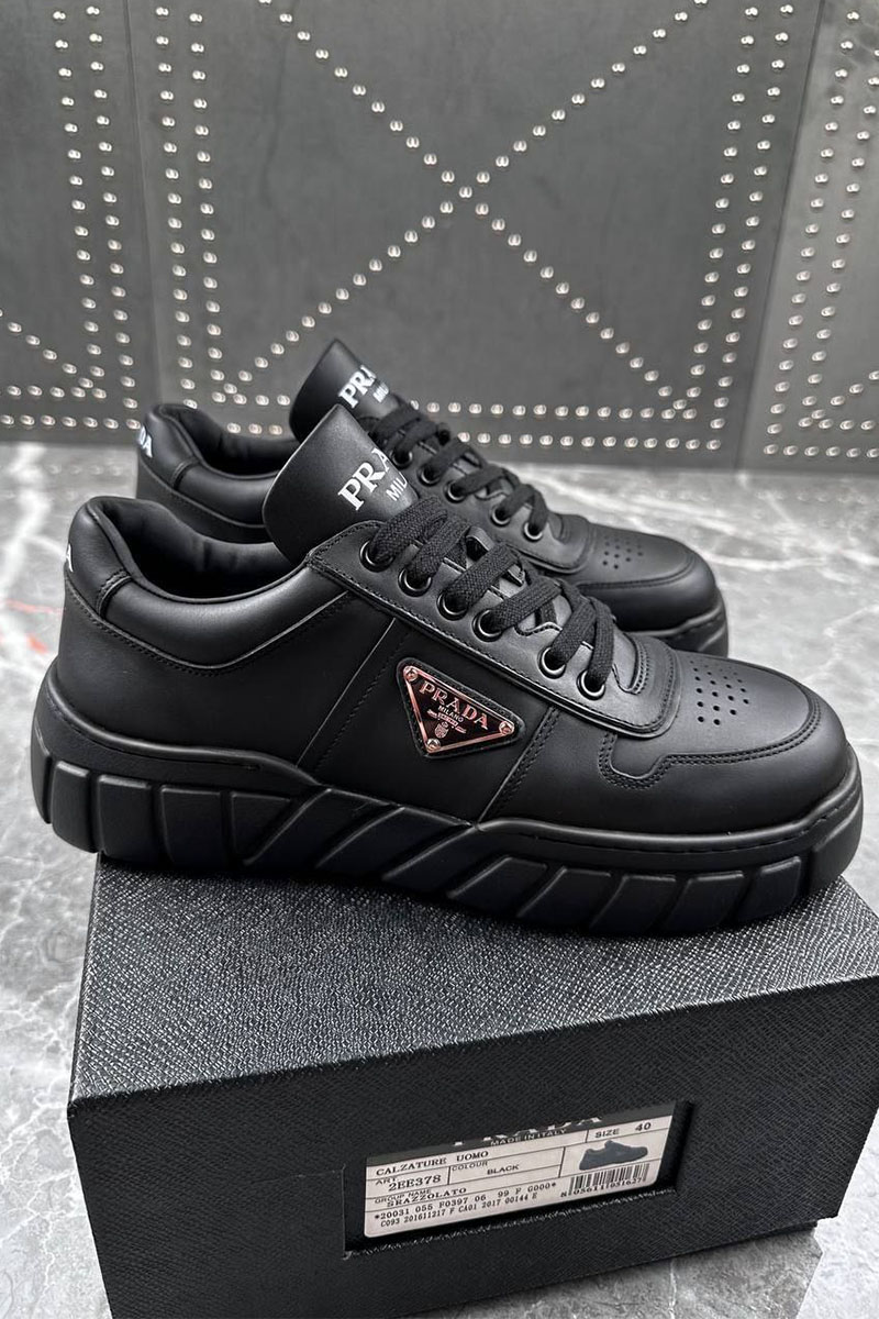 Prada Кожаные кроссовки logo-plaque - Black