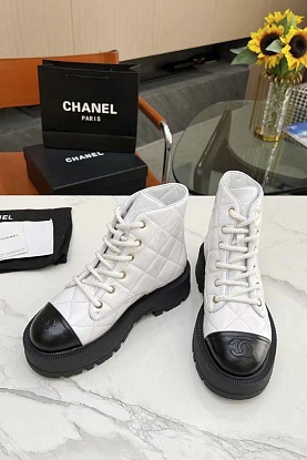 Женские кожаные ботинки белого цвета