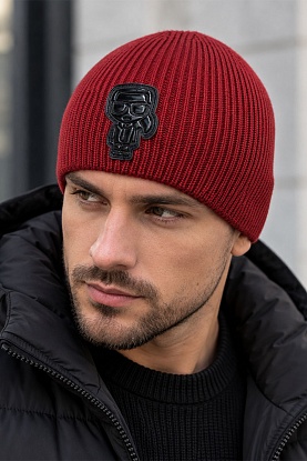 Мужская шапка красного цвета logo-patch