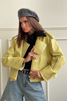 Женская кожаная куртка жёлтого цвета 