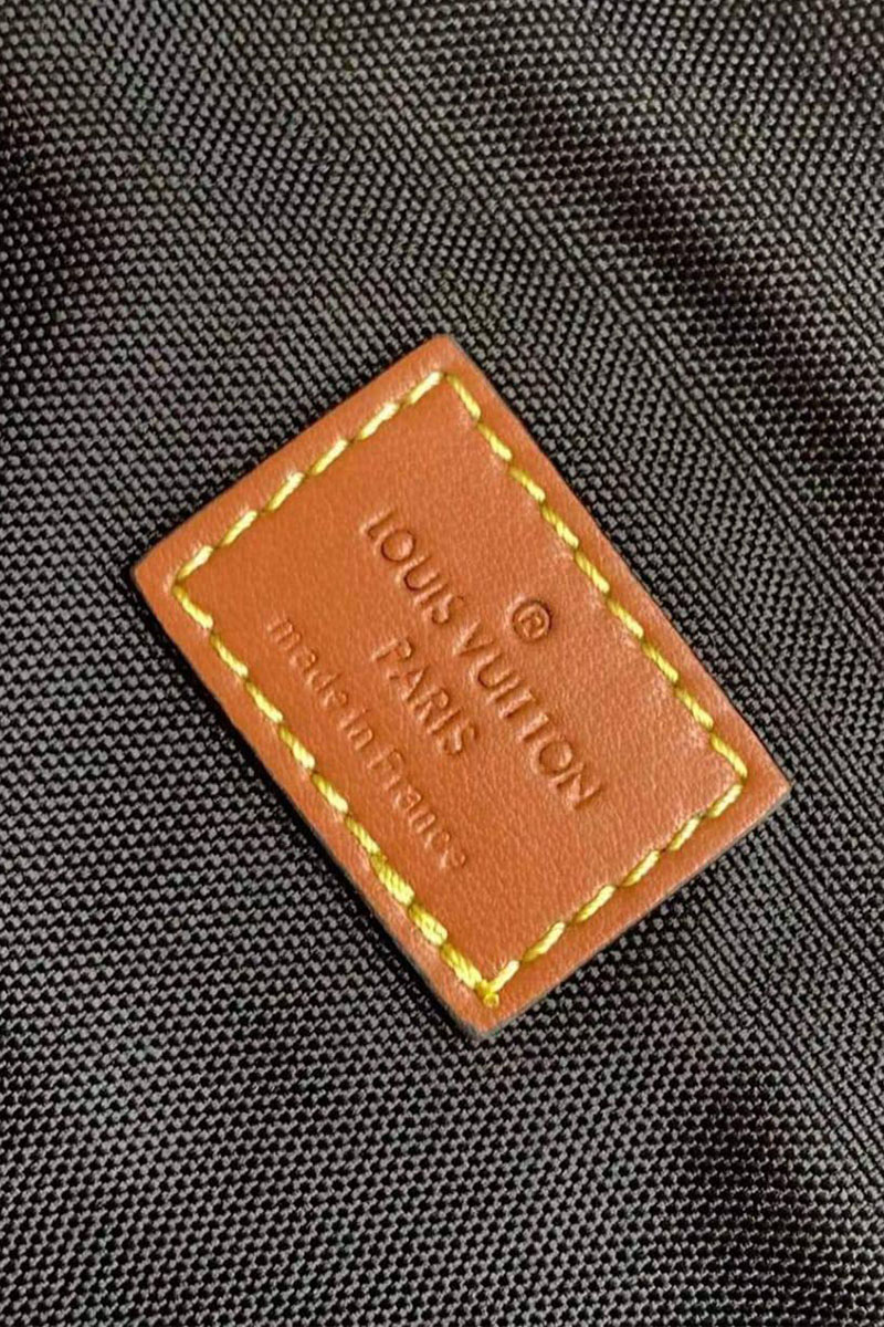 Lоuis Vuittоn Кожаная сумка на пояс Discovery Monogram Eclipse 37х14х13 см