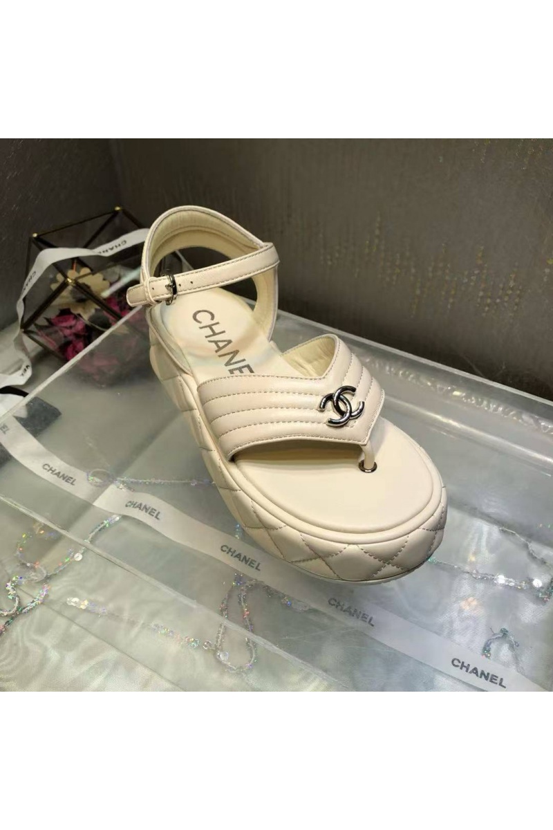 Chаnеl Женские кожаные сандалии белого цвета 