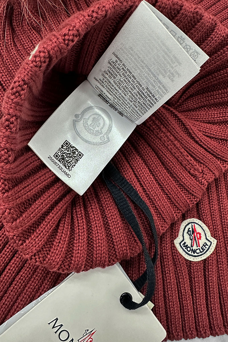 Moncler Комплект из шапки и шарфа бордового цвета logo-patch