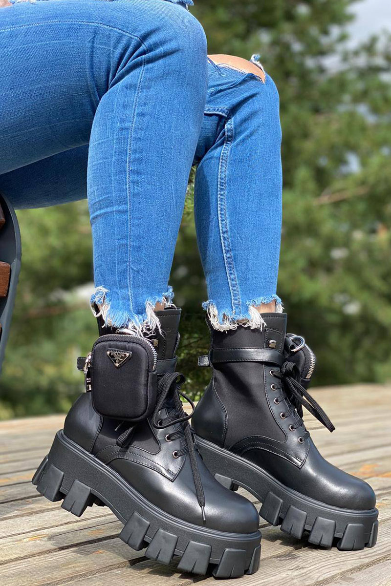 Prada Кожаные женские ботинки чёрного цвета