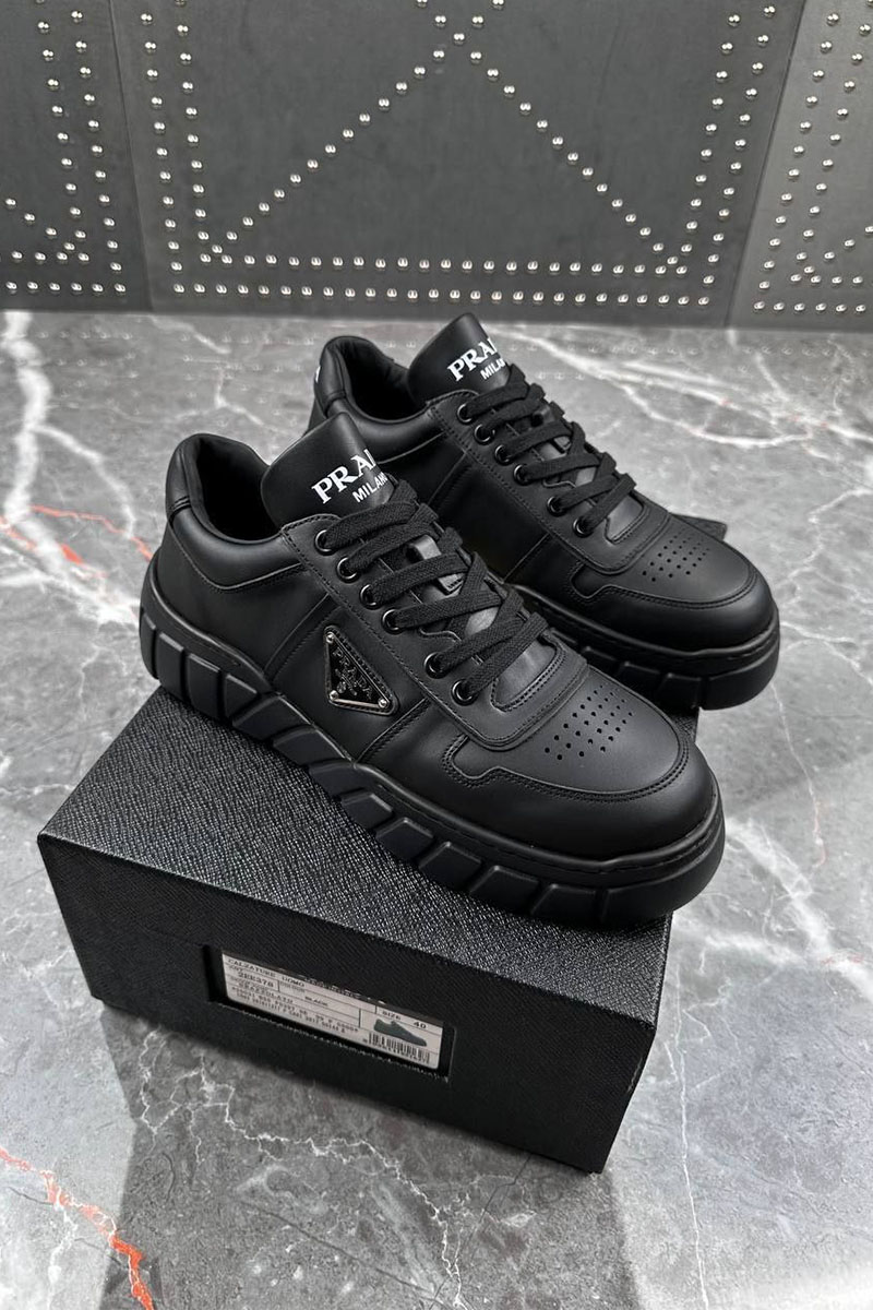 Prada Кожаные кроссовки logo-plaque - Black