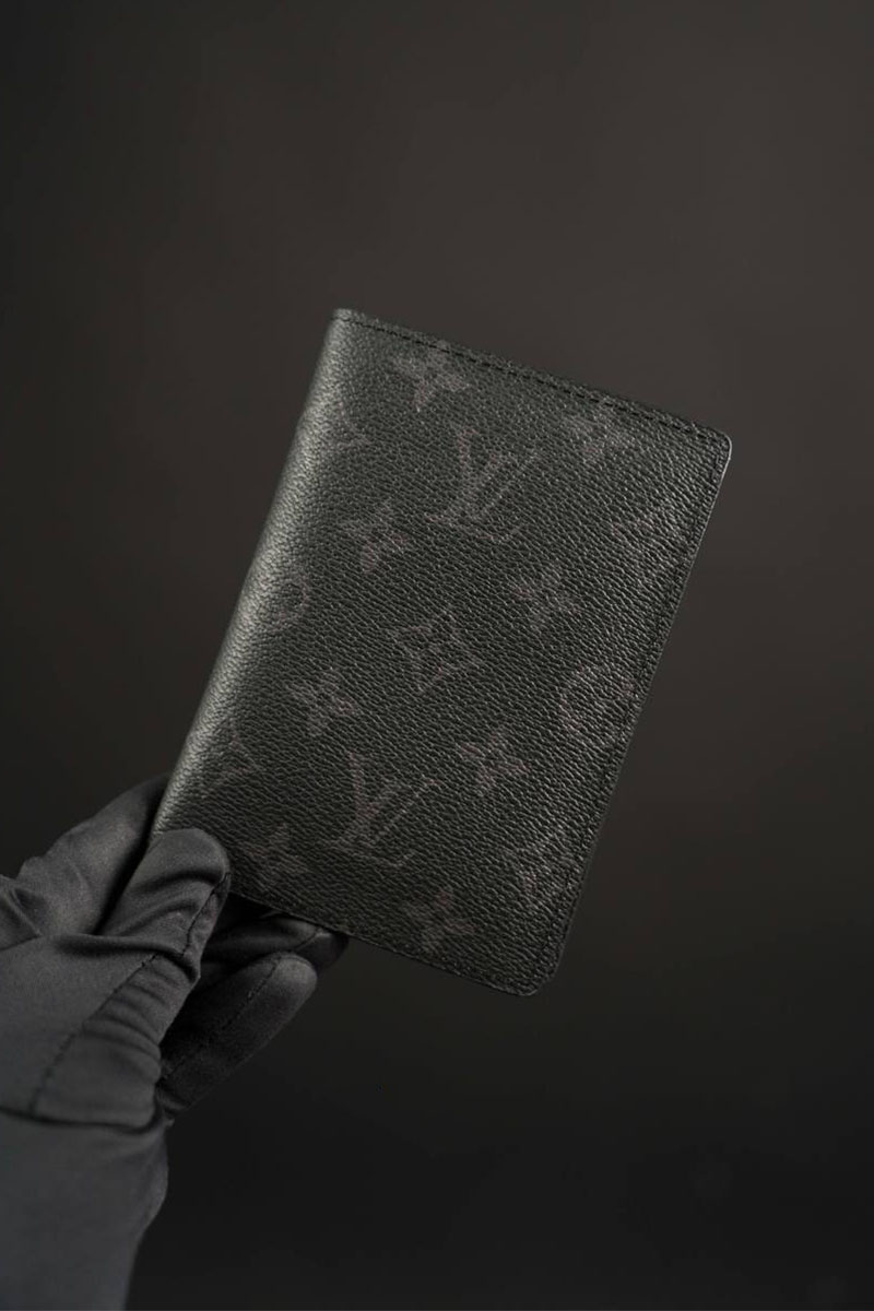Lоuis Vuittоn Кожаная обложка на паспорт Monogram Eclipse 10х14 см
