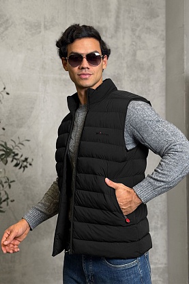 Мужской чёрный жилет 