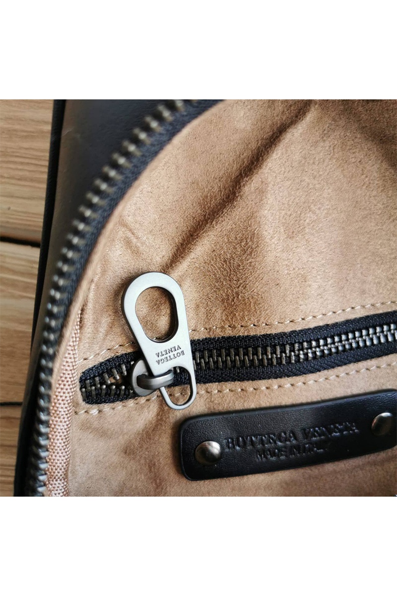 Bottega Veneta Кожаная чёрная сумка 28x18 см