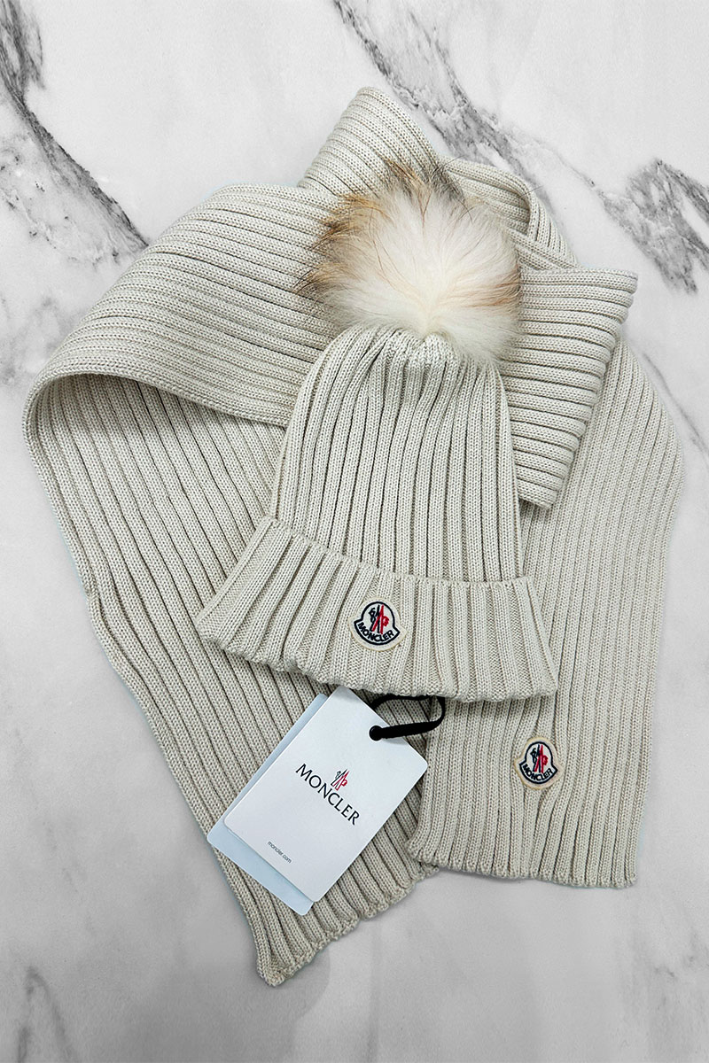 Moncler Комплект из шапки и шарфа светло-бежевого цвета logo-patch