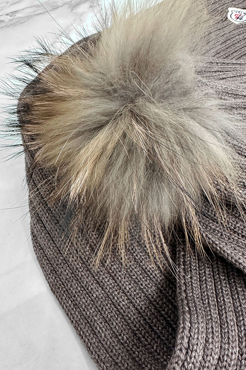 Moncler Комплект из шапки и шарфа коричневого цвета logo-patch