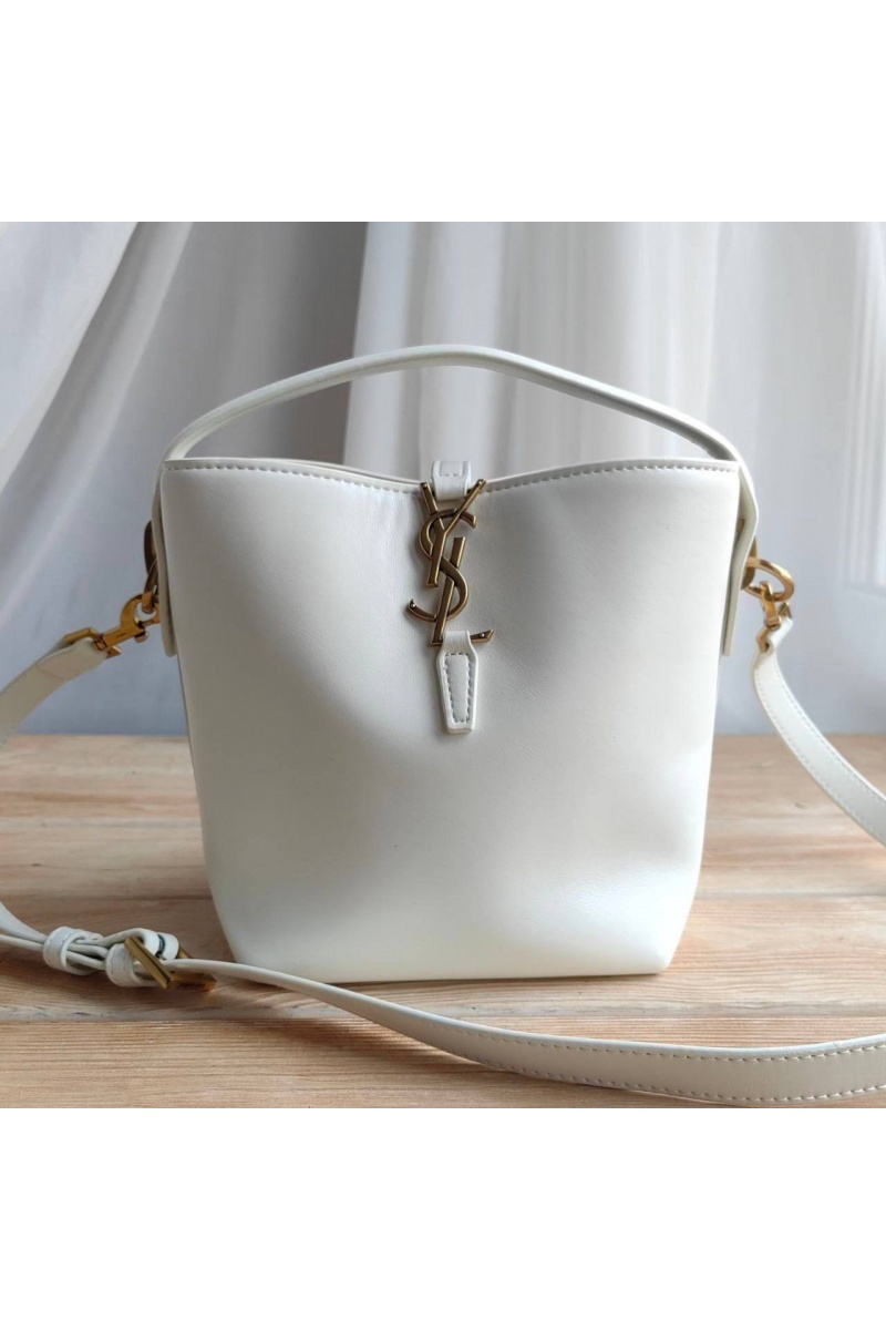 Yves Saint Laurent Кожаная белая сумка 20x25 см