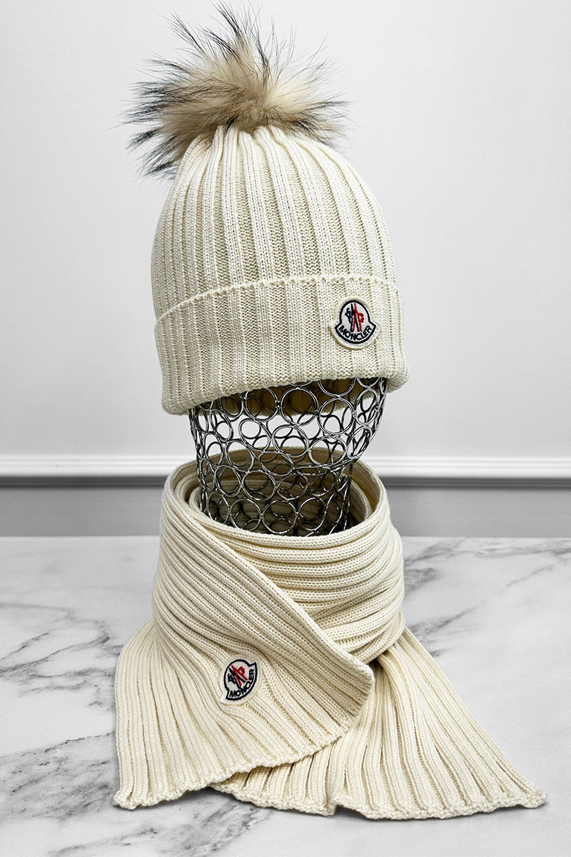 Moncler Комплект из шапки и шарфа светло-бежевого цвета logo-patch