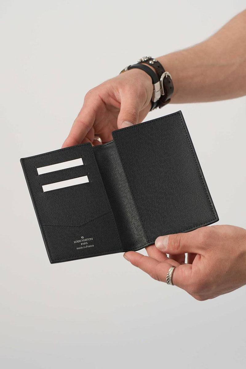 Lоuis Vuittоn Кожаная обложка для паспорта Taiga