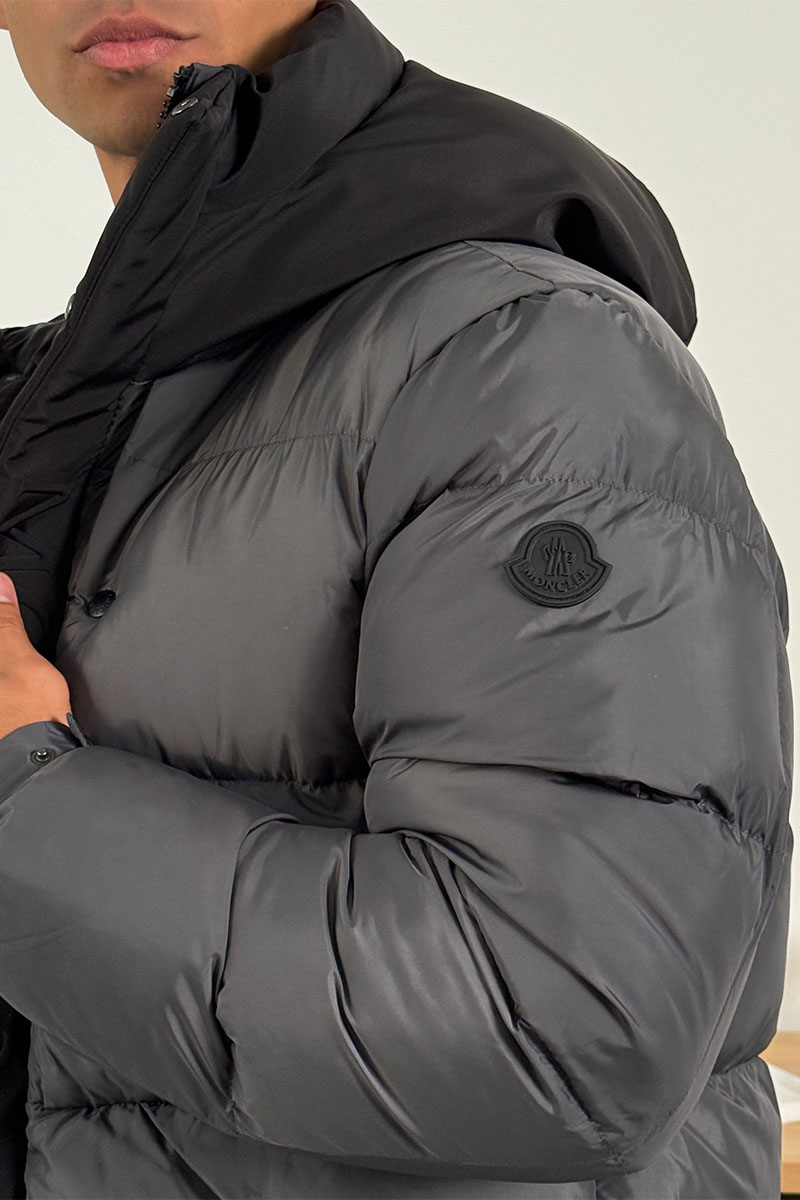 Moncler Утеплённая куртка Madeira серого цвета