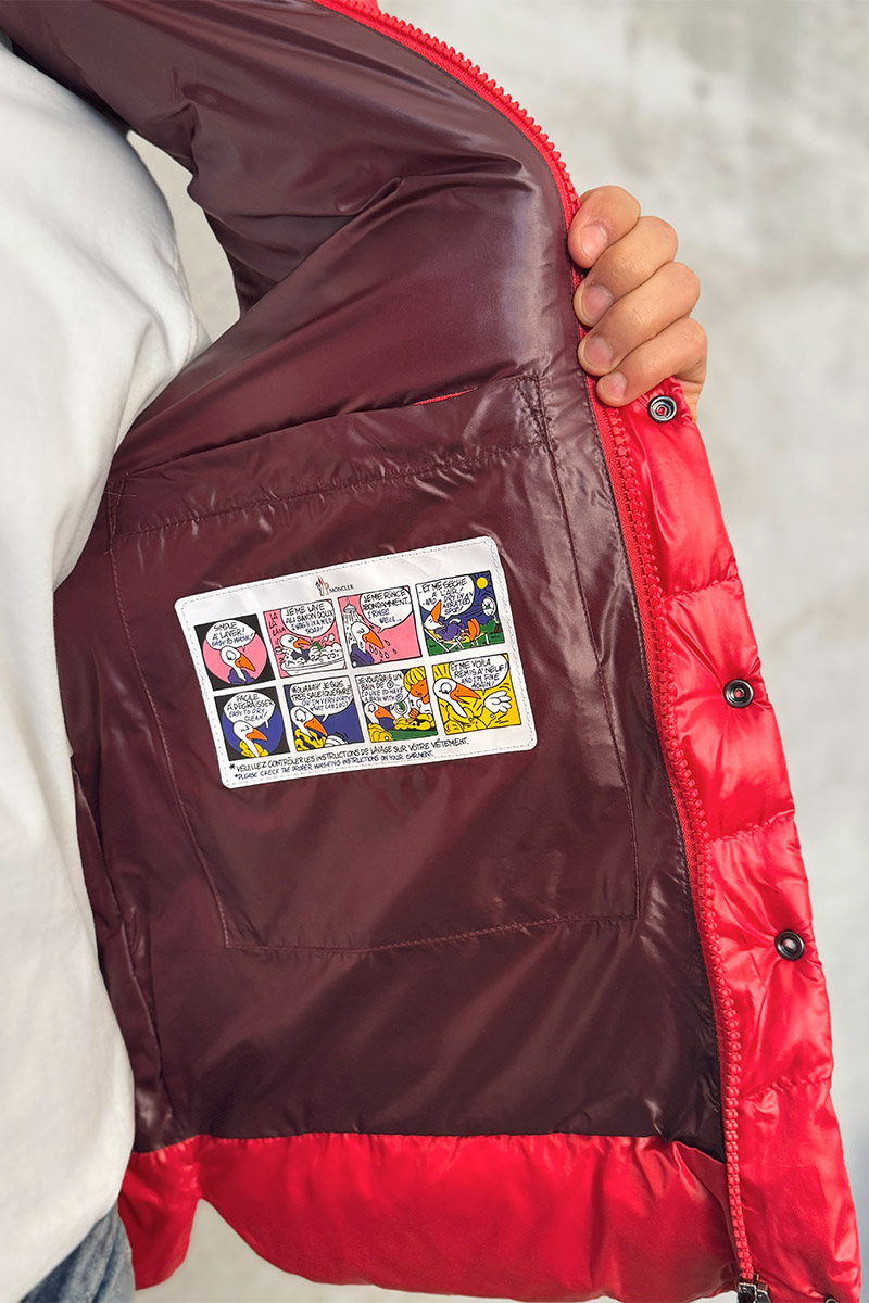 Moncler Пуховой жилет красного цвета logo-patch