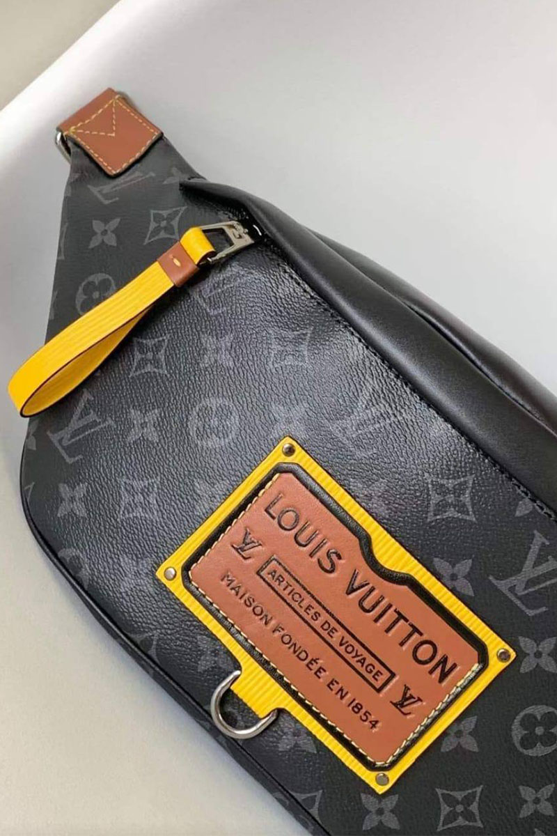 Lоuis Vuittоn Кожаная сумка на пояс Discovery Monogram Eclipse 37х14х13 см
