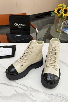 Женские кожаные ботинки бежевого цвета