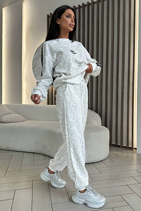 Женский костюм белого цвета