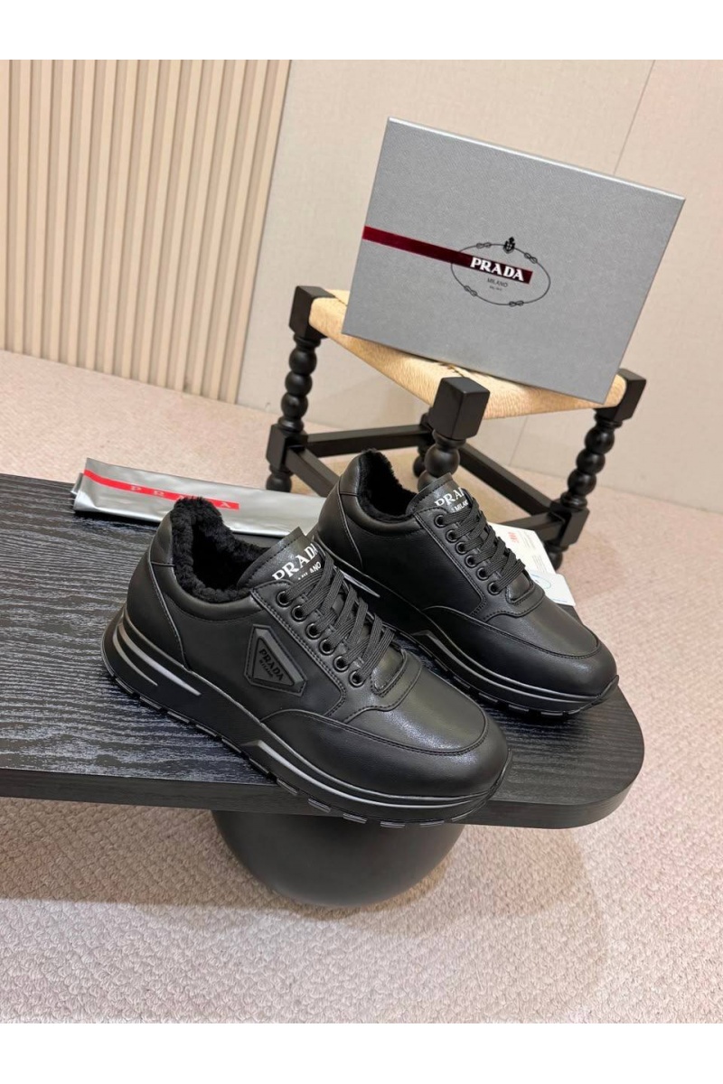 Prada Кожаные кроссовки с мехом logo-plaque