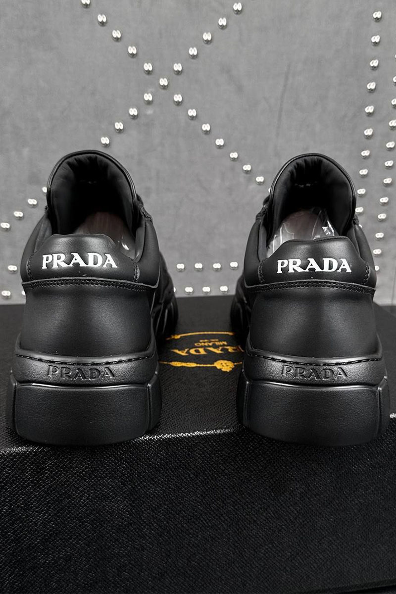 Prada Кожаные кроссовки logo-plaque - Black