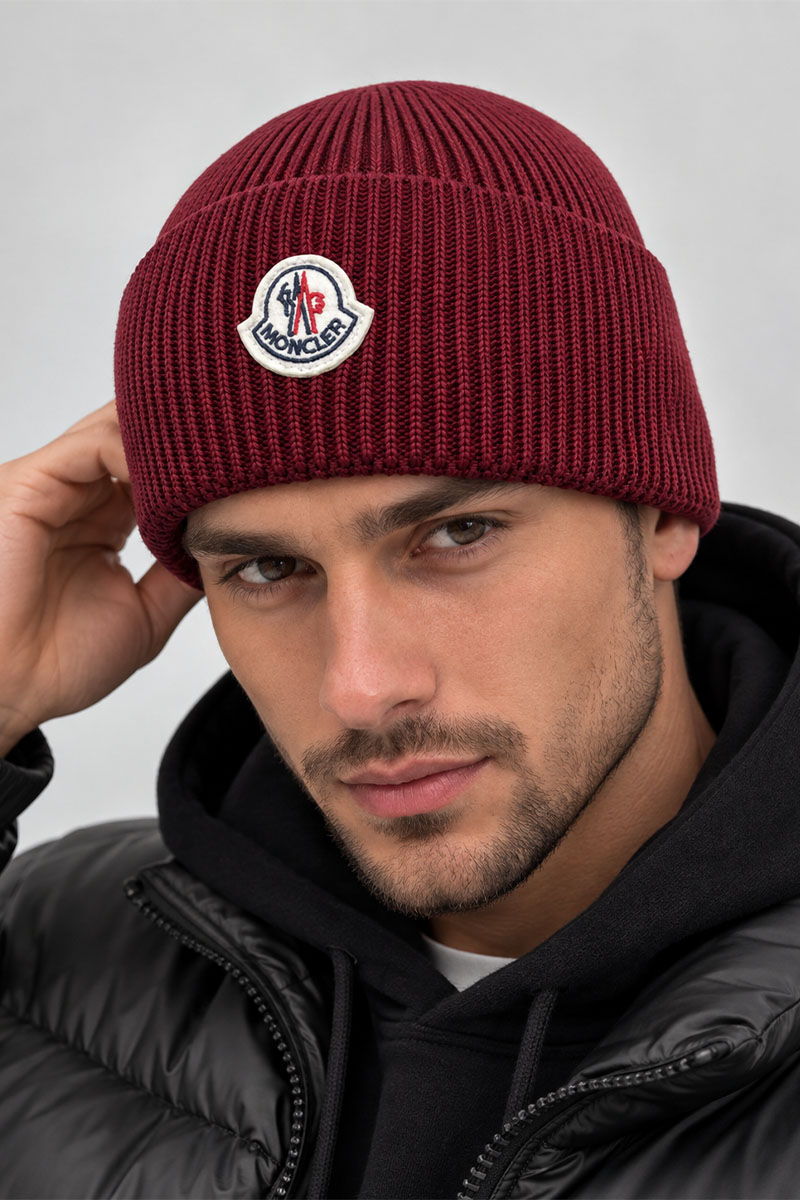 Moncler Мужская шапка бордового цвета logo-patch