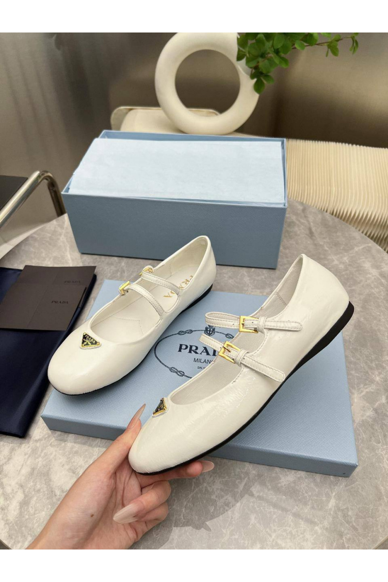 Prada Женские кожаные балетки Naplak белого цвета
