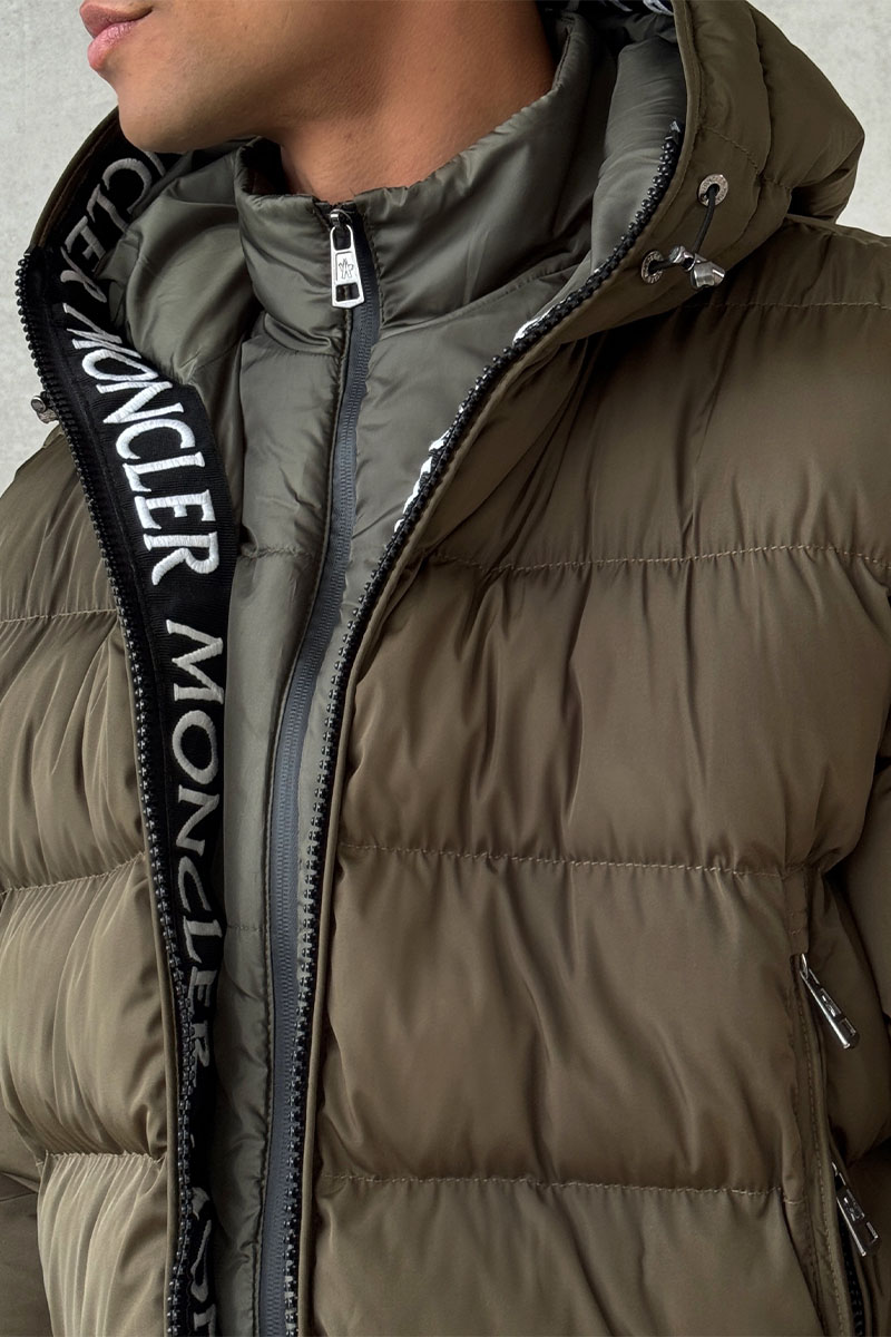Moncler Утеплённая куртка оливкового цвета logo-patch