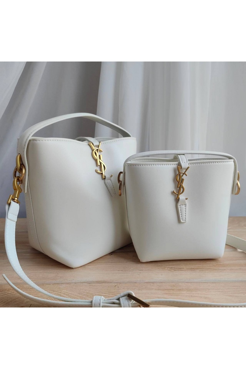 Yves Saint Laurent Кожаная белая сумка 27x30 см