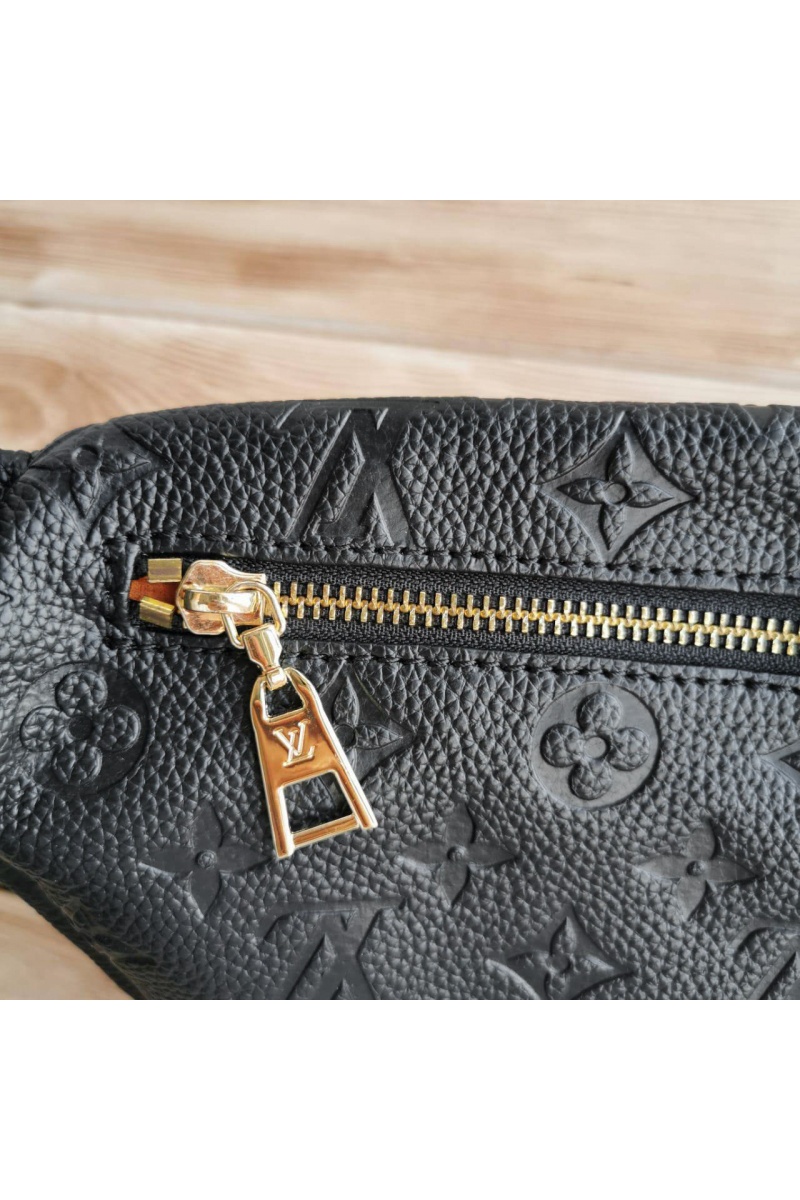 Lоuis Vuittоn Кожаная сумка на пояс Monogram All-over 28x14 см