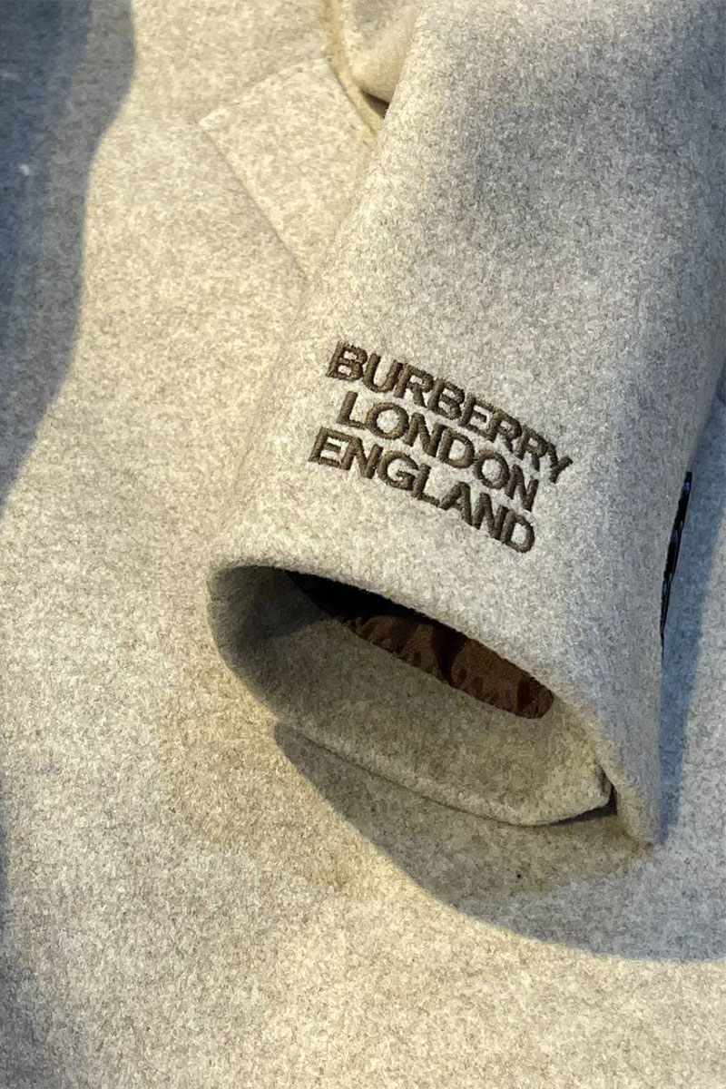 Burberry Бежевое мужское пальто London England logo-embroidered