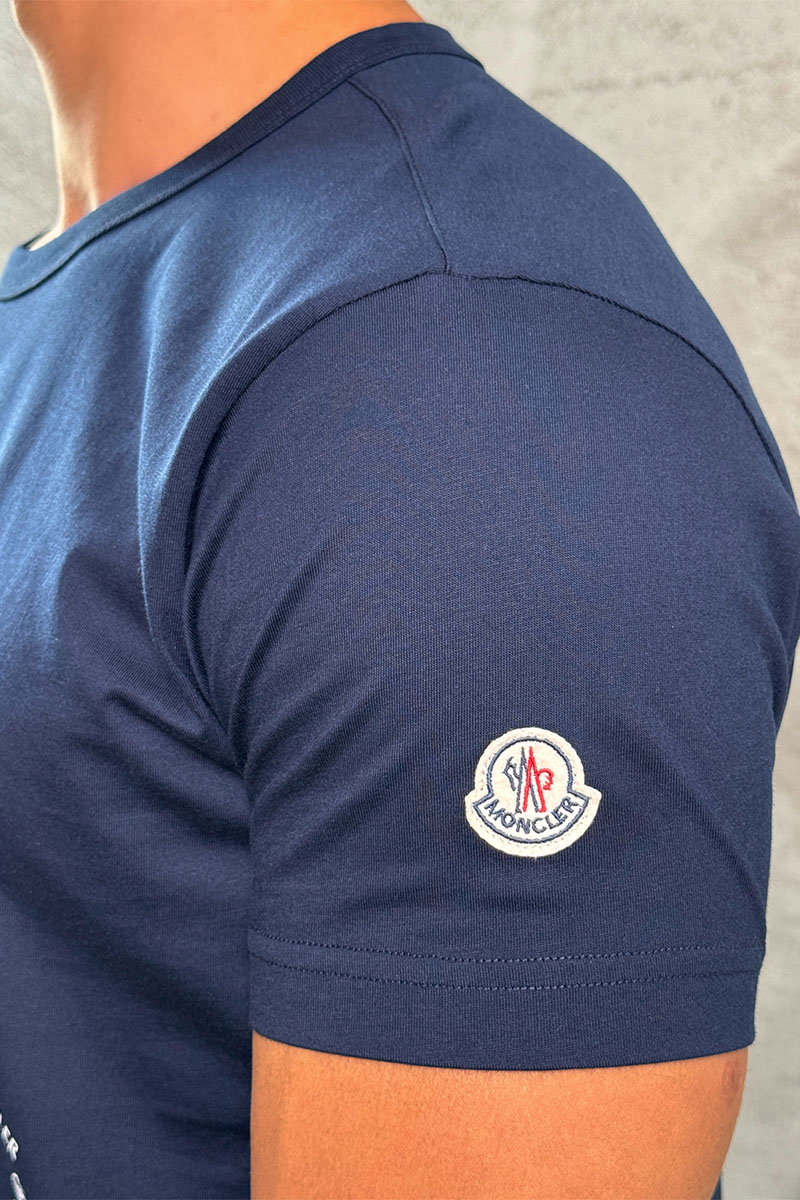 Moncler Тёмно-синяя брендовая футболка Logo Outline