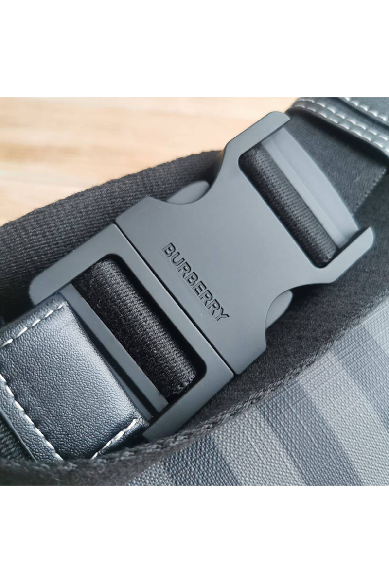 Burberry Кожаная сумка на пояс Cason 30x18 см