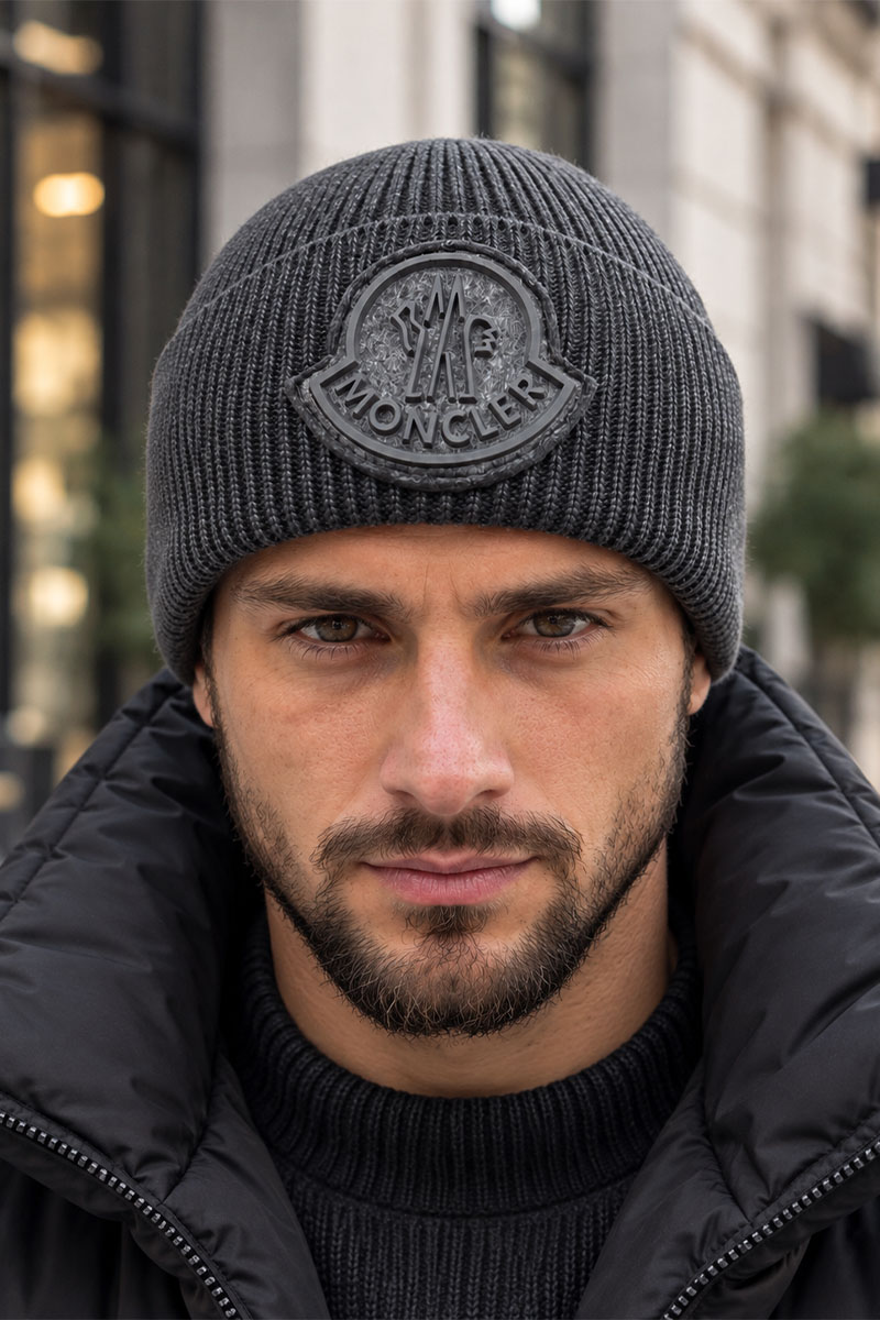 Moncler Мужская шапка серого цвета logo-patch