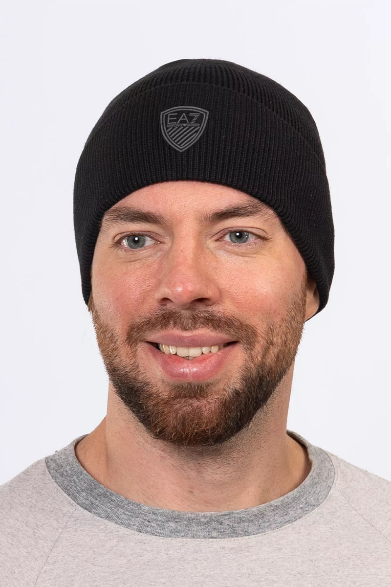 Emporio Armani EA7 Шапка чёрного цвета Mountain U Shield