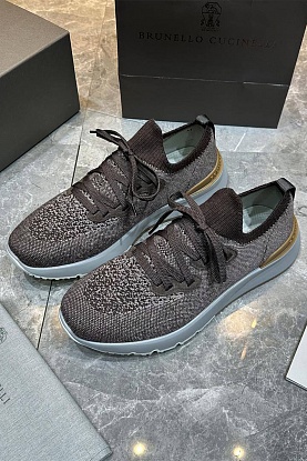 Текстильные кроссовки коричневого цвета