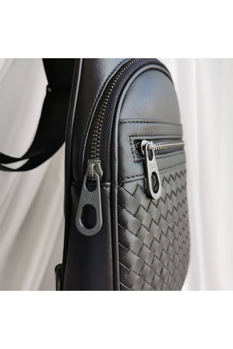 Bottega Veneta Кожаная чёрная сумка 28x18 см