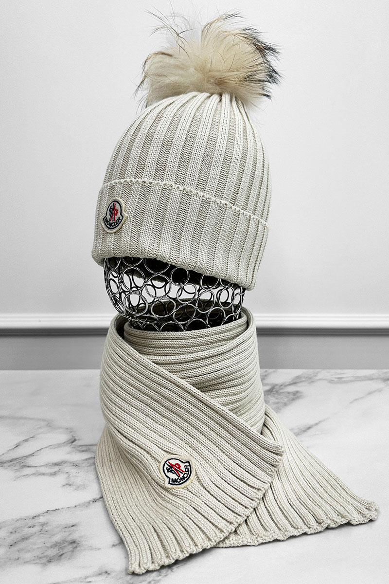 Moncler Комплект из шапки и шарфа светло-бежевого цвета logo-patch