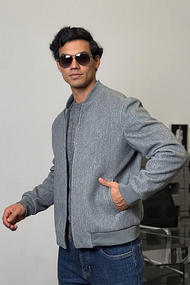 Мужской бомбер серого цвета