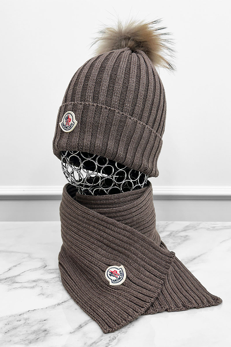 Moncler Комплект из шапки и шарфа коричневого цвета logo-patch