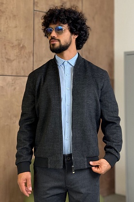 Мужской бомбер чёрного цвета