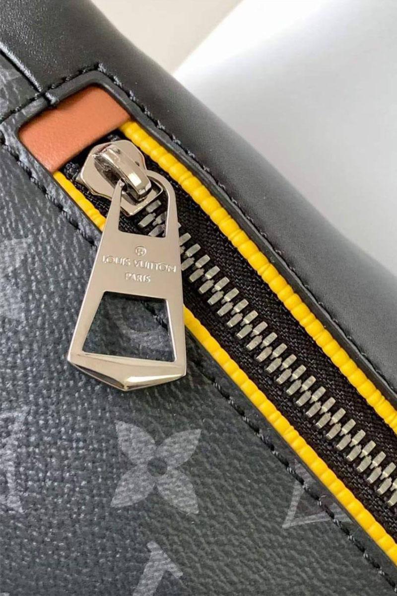 Lоuis Vuittоn Кожаная сумка на пояс Discovery Monogram Eclipse 37х14х13 см