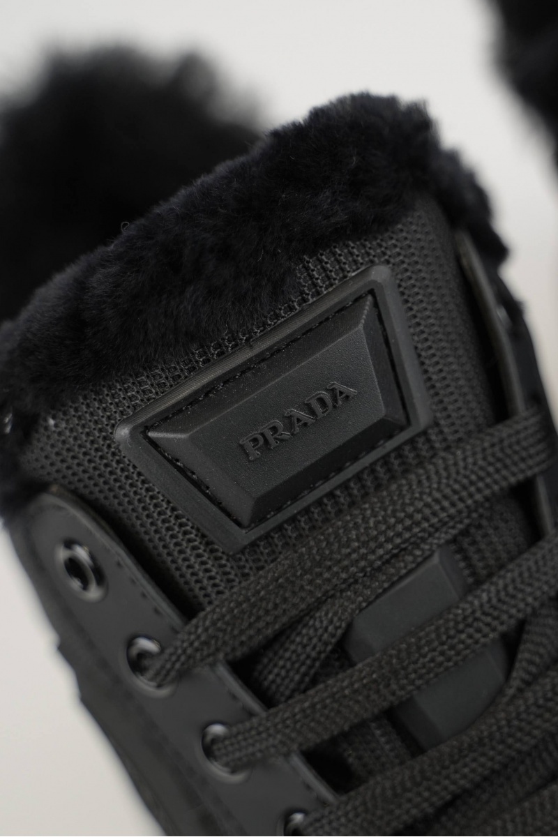 Prada Комбинированные кроссовки с мехом 