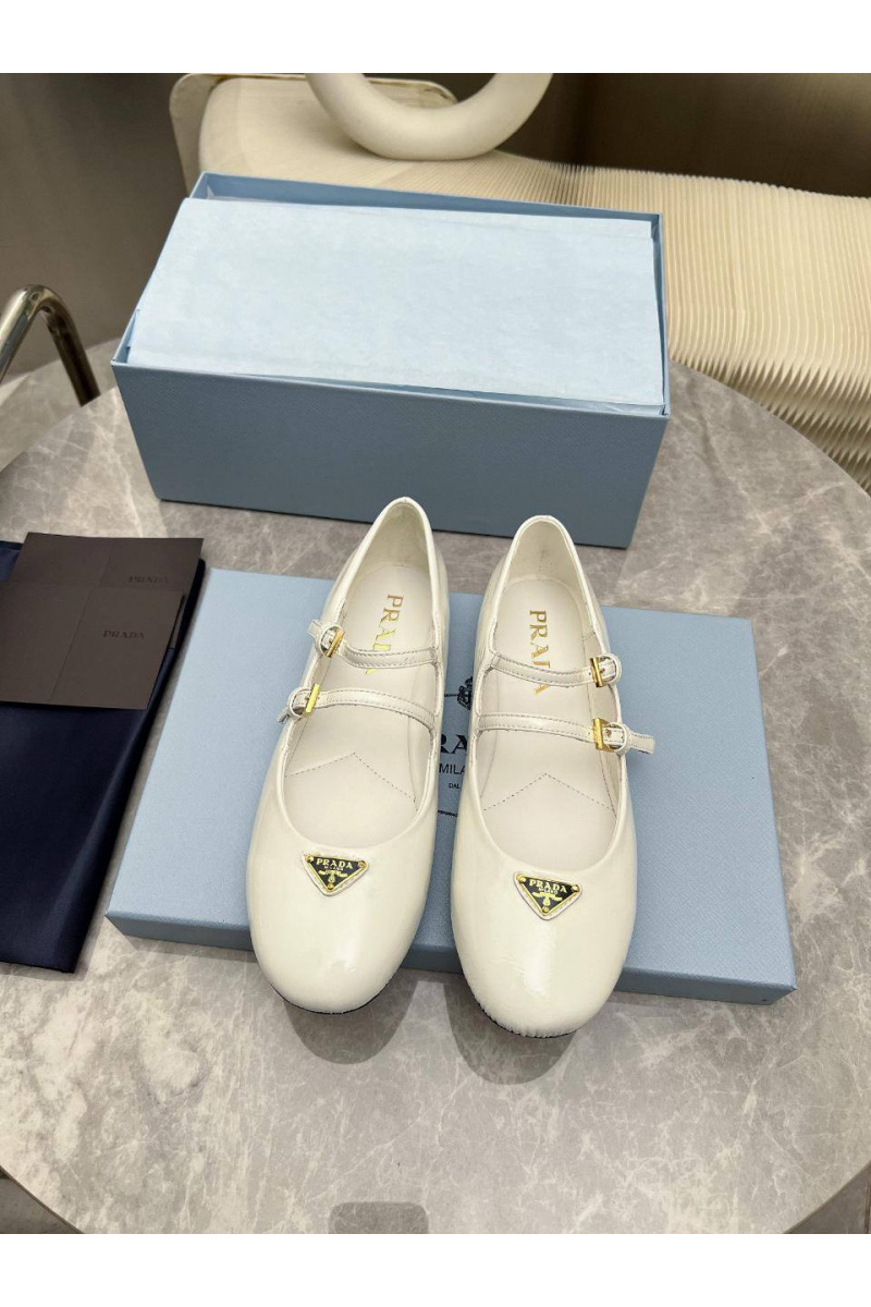 Prada Женские кожаные балетки Naplak белого цвета